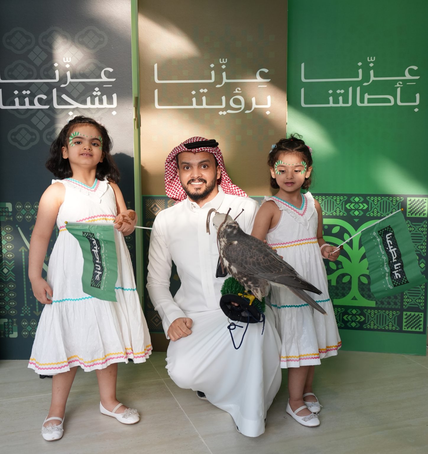 عائلات ترفع أعلام المملكة في احتفال الكوهجي للتطوير العقاري باليوم الوطني السعودي في وجهة الربى